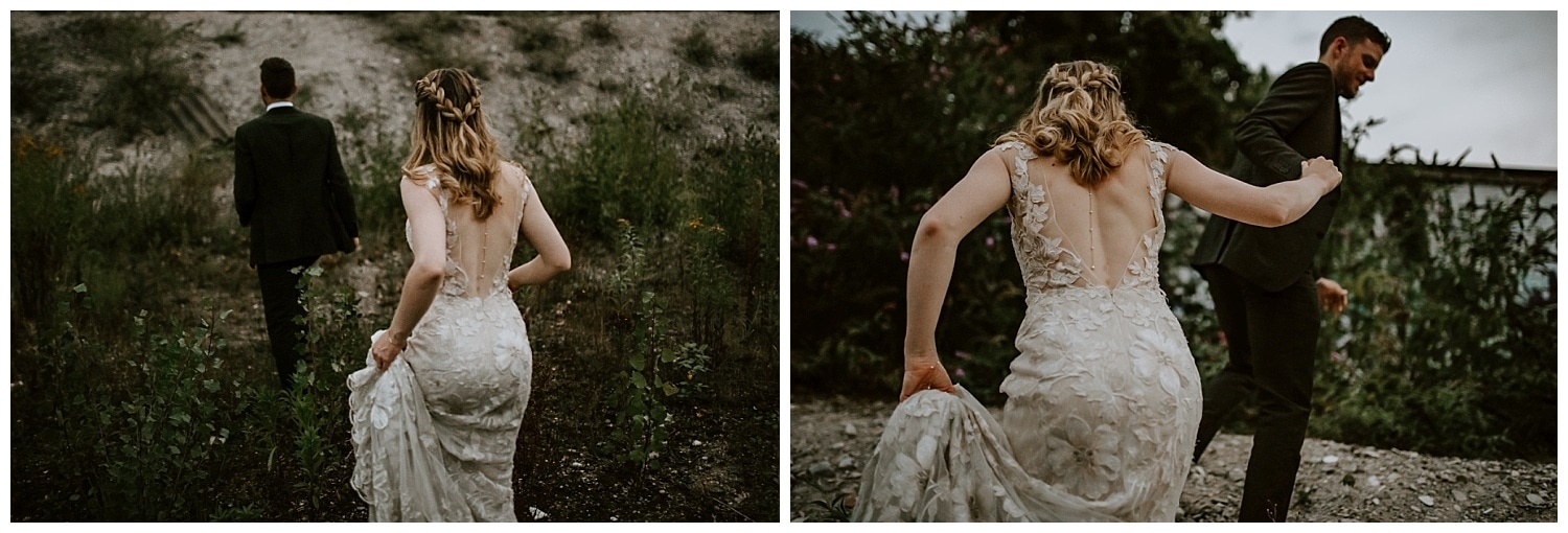 Ein Paar geht Hand in Hand über eine Wiese, spontaner Moment von der Hochzeitsfotografin Köln.