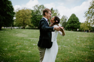 Ein fröhliches Paar tanzt in aller Stille im Freien – die Hochzeitsfotografin Köln hält echte Momente fest.
