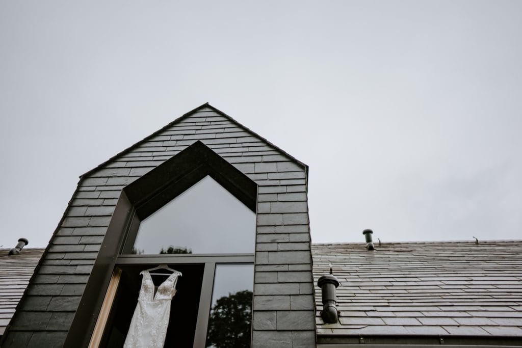 Hochzeitskleid im Fenster einer Hochzeitslocation
