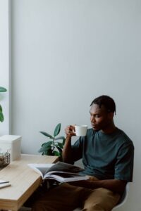 Braut liegt entspannt beim Kaffee; Hochzeitsfotografin Köln fängt stille Momente ein.