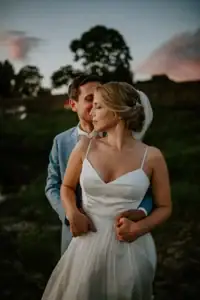 Verliebtes Brautpaar im Abendlicht – Hochzeitsfotografin NRW auf Hausboot No 1 Düsseldorf