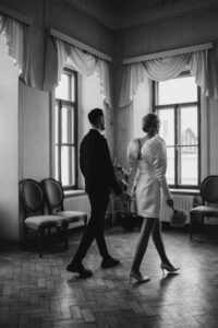 Brautpaar hält Händchen bei ihrer standesamtlichen Trauung – Hochzeitsfotografin Köln.
