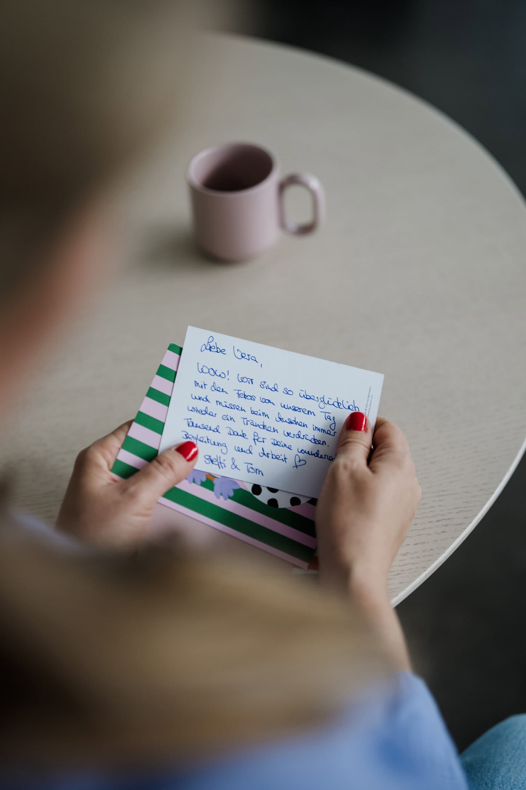 Hochzeitsfotografin Vera blättert durch Fotobuch beim Shooting in Köln