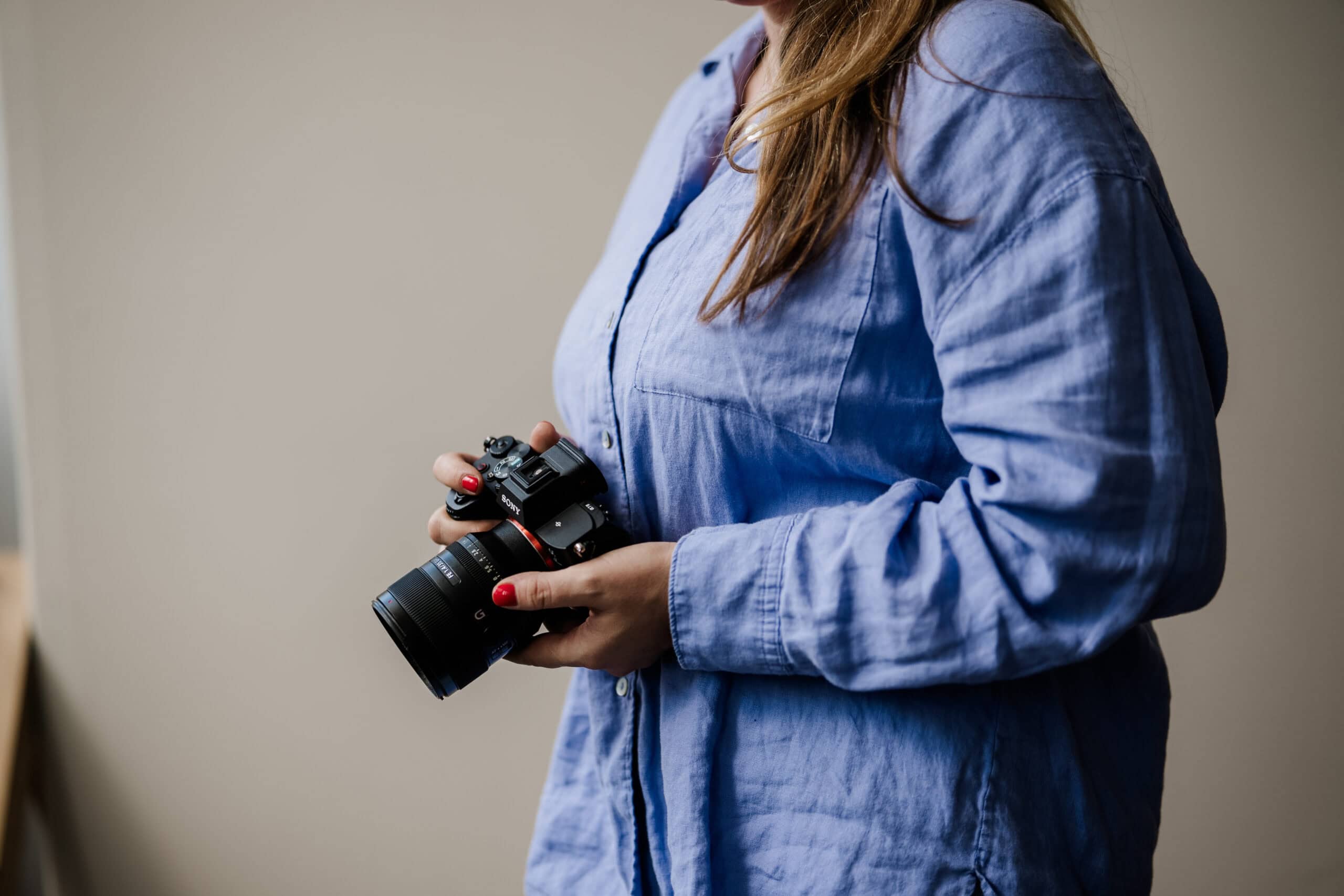 Hochzeitsfotografin Bonn mit Kamera – bereit, echte Hochzeitsmomente einzufangen