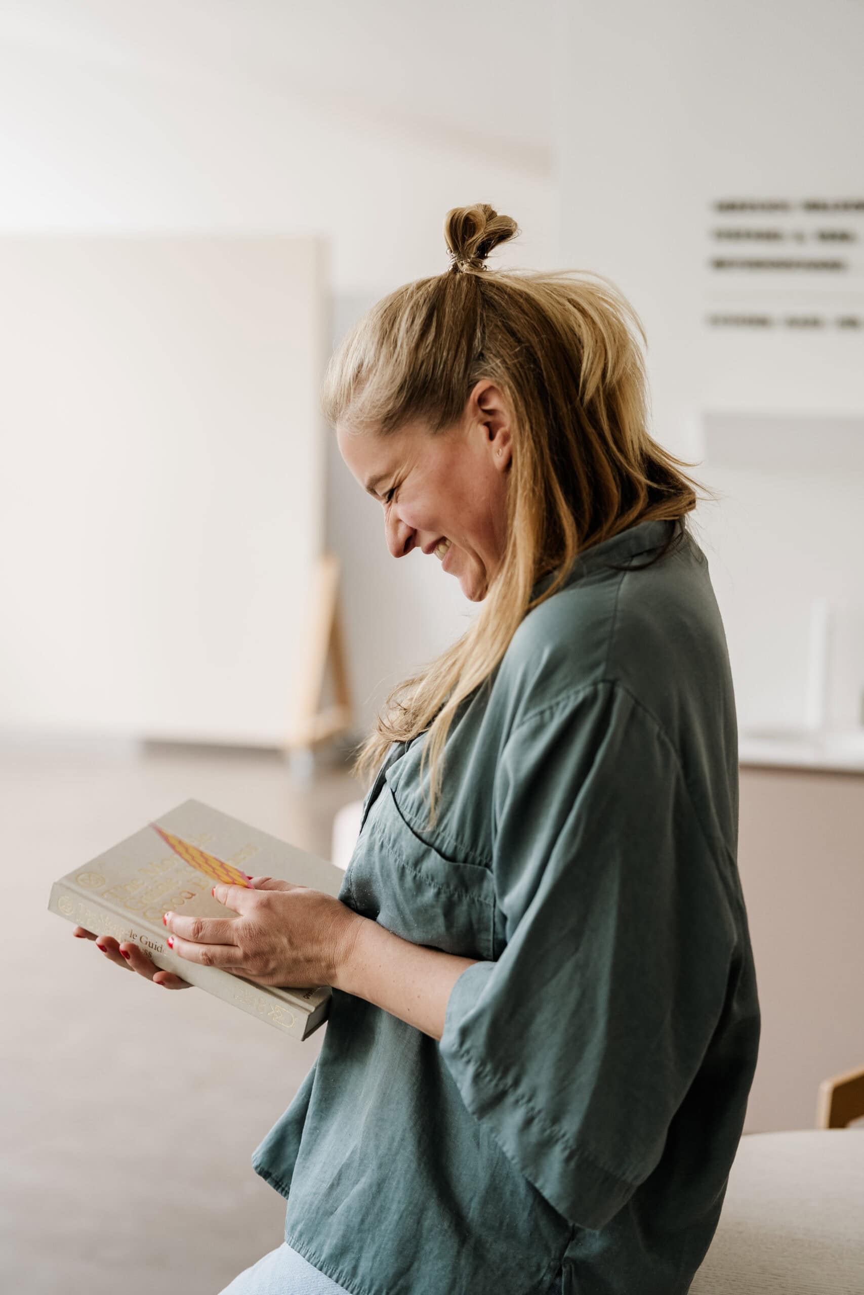 Hochzeitsfotografin Vera lächelt beim Blättern – echte Geschichten statt gestellter Posen