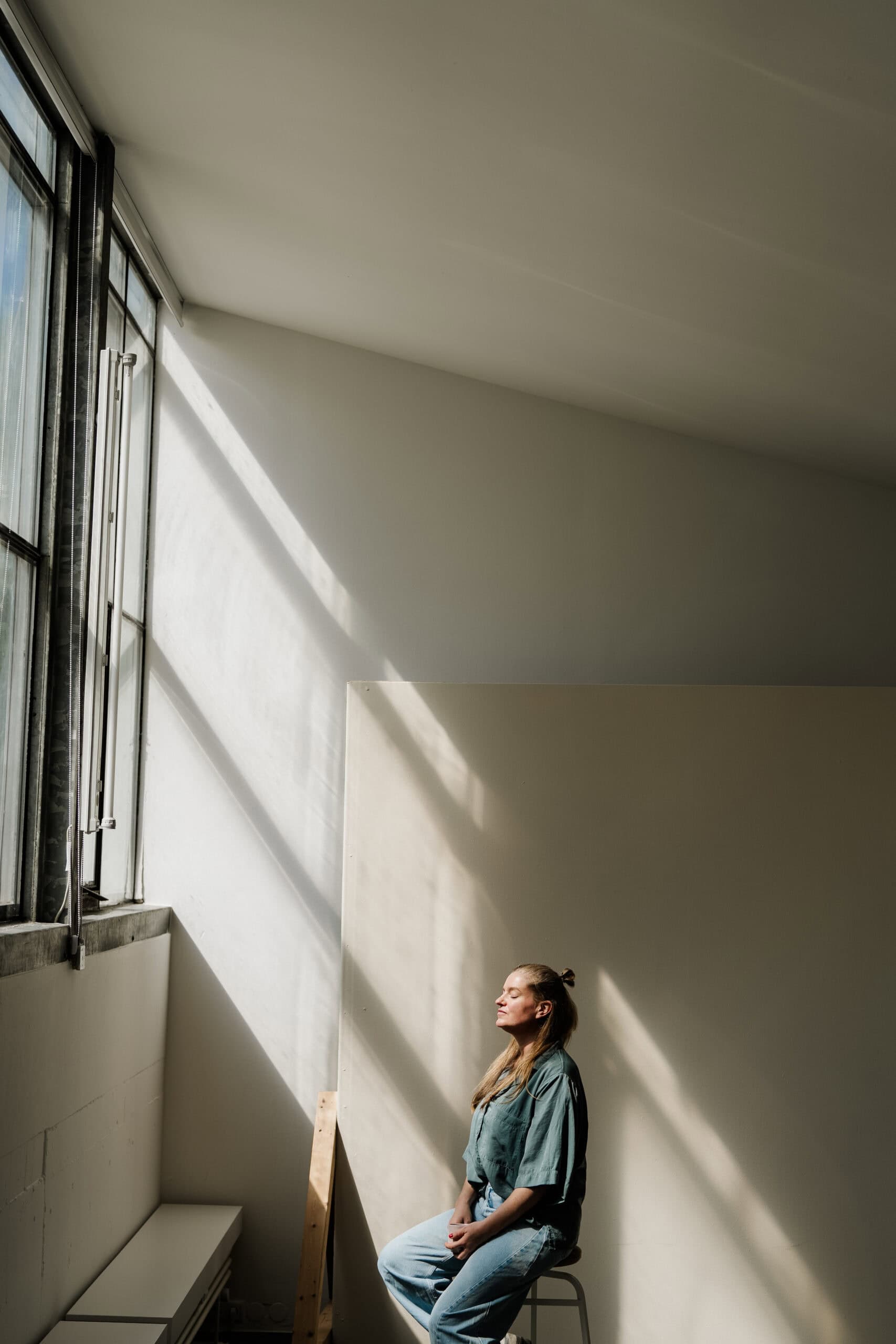 Hochzeitsfotografin Vera sitzt im Licht – ruhiger Moment auf der Über-mich-Seite