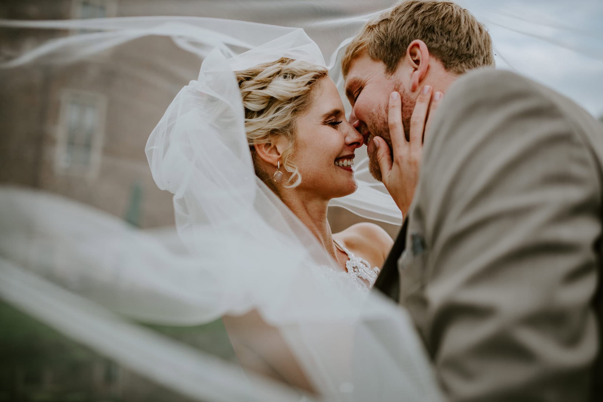 Inniger Moment unter dem Schleier – Hochzeitsfotografin Bonn im Wasserschloss