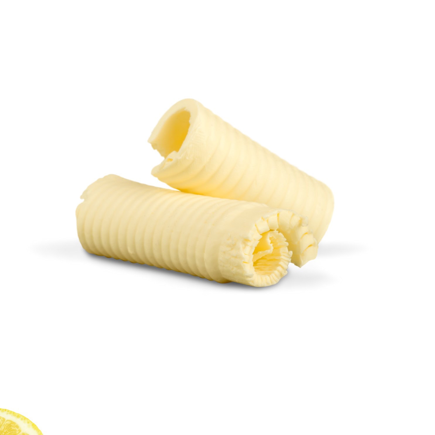 Feine Butterlocken auf weißem Teller – mit Liebe zum Detail fotografiert in der Hochzeitsreportage NRW.