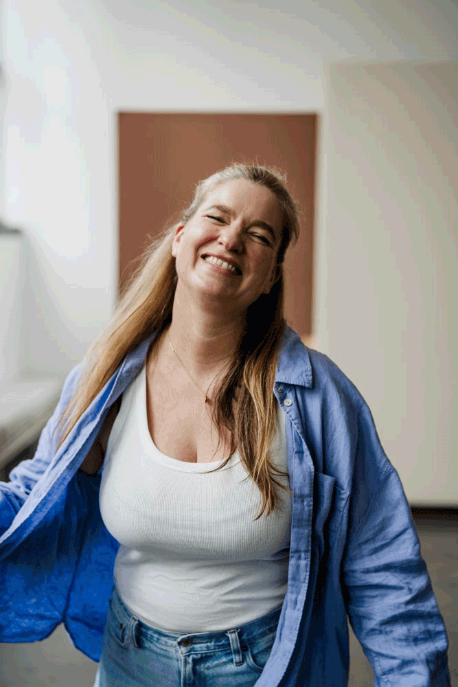 Gif von Hochzeitsfotografin Vera, wie sie mit ihrer Kamera auf den Zuschauer zuläuft