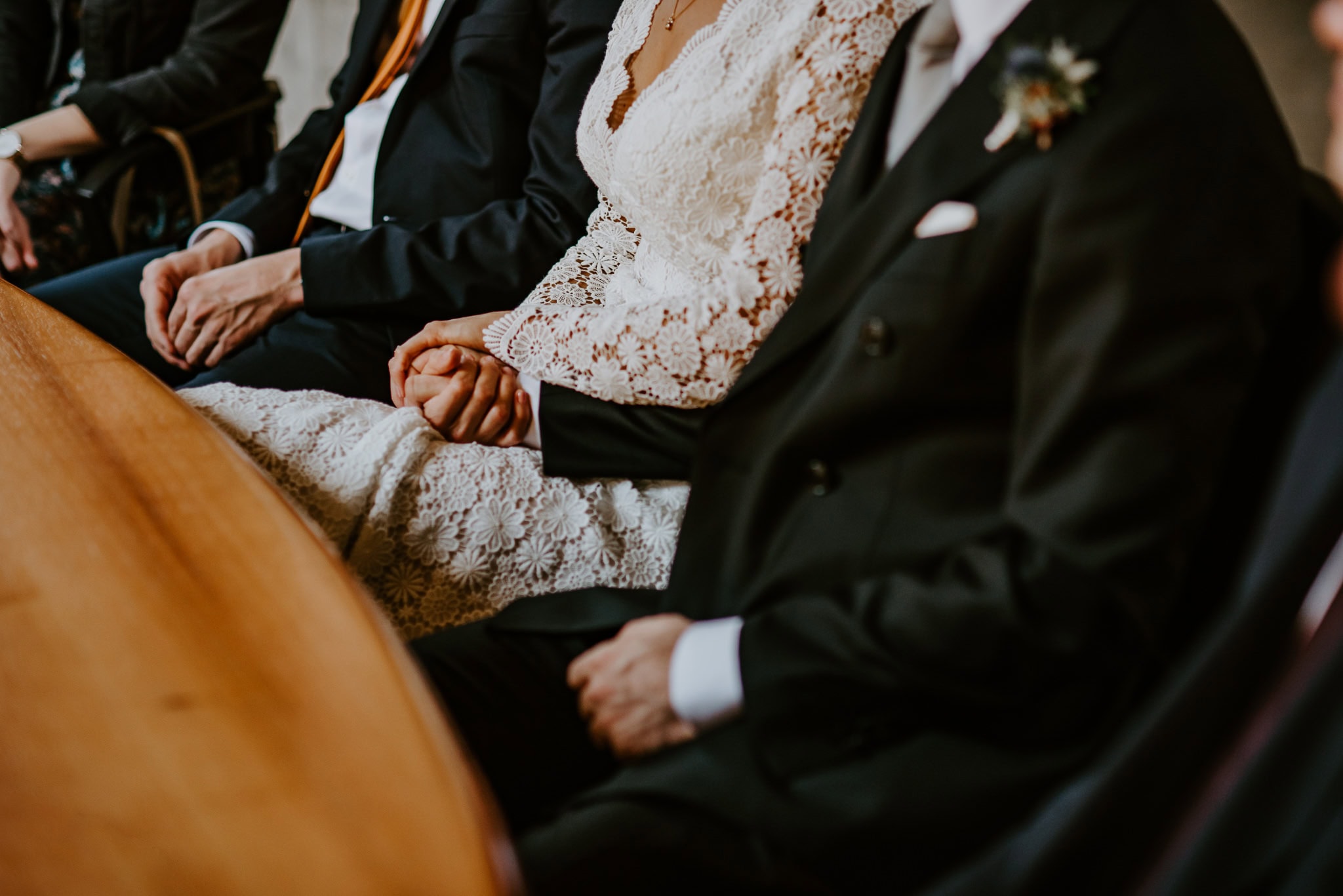 Standesamtliche Trauung in Köln – Brautpaar hält sich während der Zeremonie an den Händen