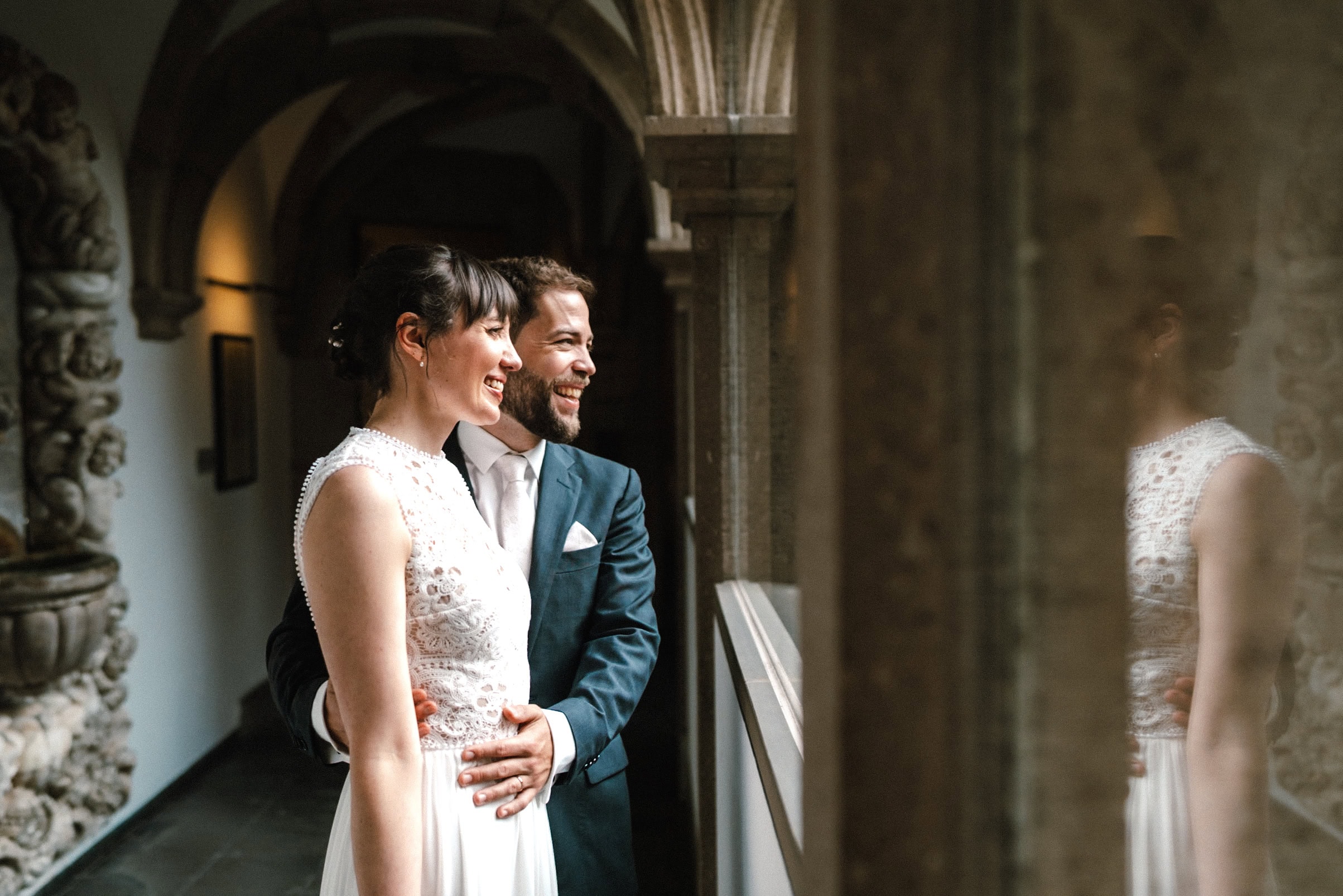 Brautpaar im Standesamt Köln – stiller Moment vor der Trauung mit Blick durchs Fenster