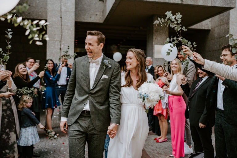 Brautpaar verlässt lachend das Standesamt Köln, fotografiert von Hochzeitsfotografin Köln