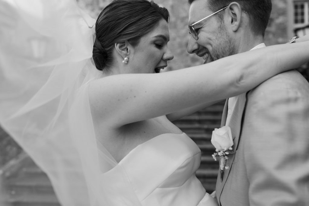 Inniger Moment zwischen Braut und Bräutigam am Hochzeitstag