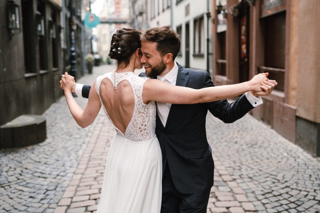 Brautpaar umarmt sich in ruhigem Moment nach der Hochzeit in Köln