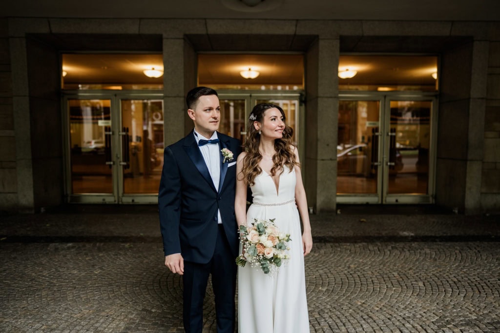 Hochzeitspaar nach der standesamtlichen Trauung in Köln