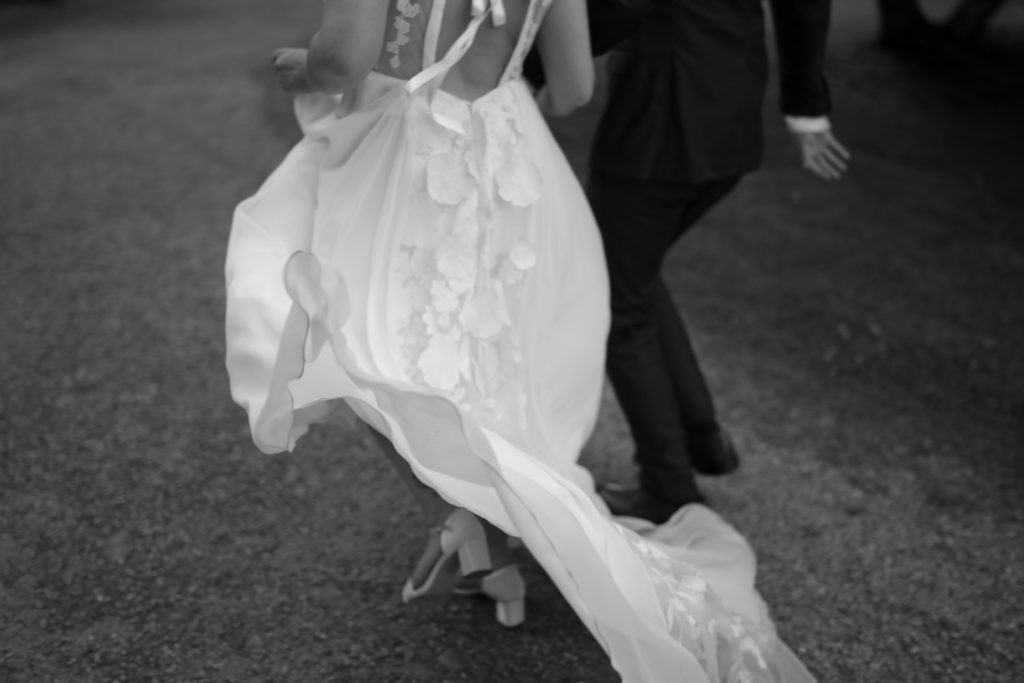 Detailaufnahme des Brautkleids in Bewegung