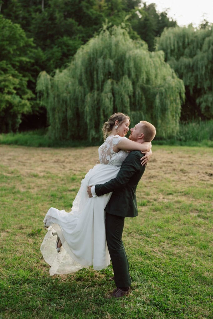 Paar nach dem Ja-Wort bei natürlicher Hochzeitsfotografie