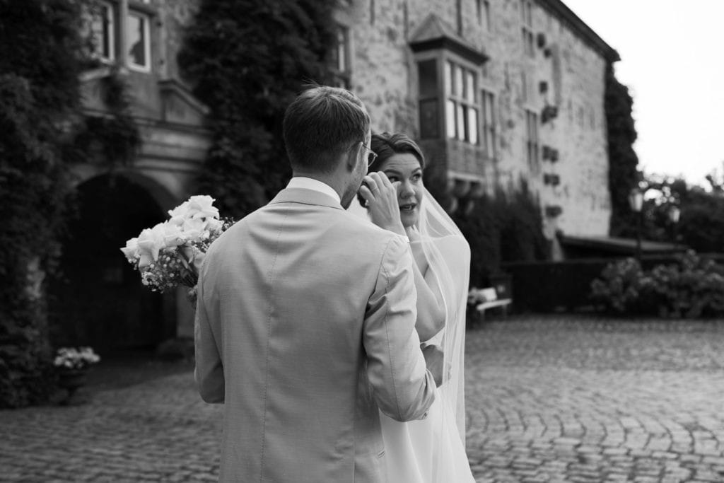 Hochzeitspaar nach der Trauung vor historischer Location in Köln