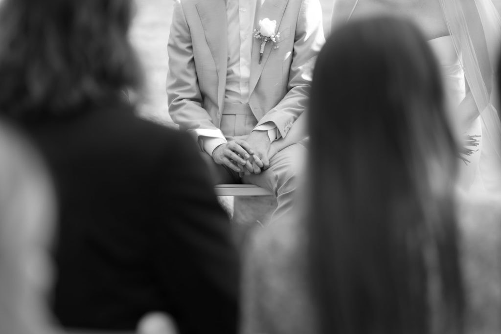 Braut und Bräutigam sitzen während der standesamtlichen Trauung in Köln