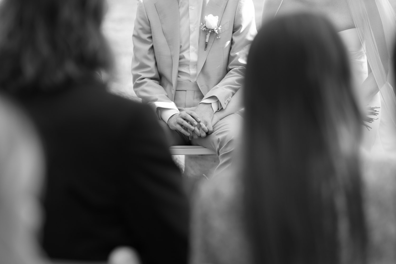 Braut und Bräutigam sitzen während der standesamtlichen Trauung in Köln