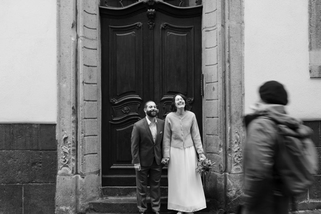 Hochzeitspaar bei Paarfotos in der Kölner Innenstadt