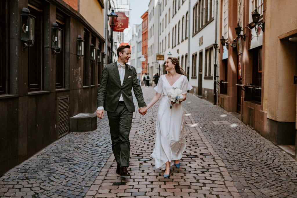 Hochzeitspaar bei Paarfotos in der Altstadt von Köln